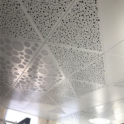 गर्म बिक्री 1200X1200X1200 एल्यूमिनियम धातु छत त्रिकोणीय क्लिप इन एल्यूमिनियम पैनल छत