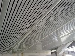 शॉपिंग मॉल के लिए 0.5 मिमी मोटाई जी पट्टी एल्यूमिनियम धातु छत