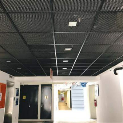 लाइब्रेरी 600*600 एल्युमिनियम सीलिंग पैनल एक्सपैंडेड मेश सीलिंग सिस्टम पर बिछाया गया है